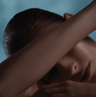 Femme tete penché cachant les yeux avec ses mains rhinoplastie besoins | Dr Aimard Lyon