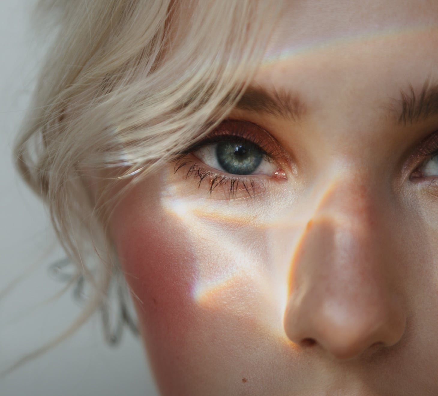 Blepharoplastie, chirurgie des paupieres, visage de femme de face | Dr Romain Aimard