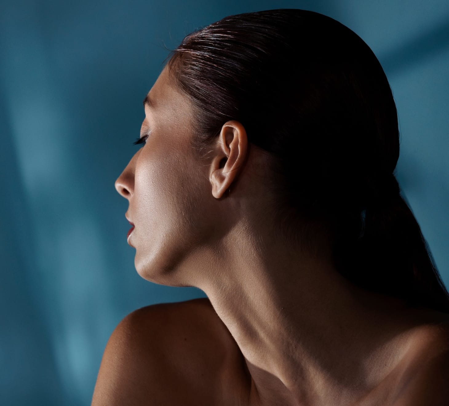 Lifting cervico-facial, chirurgie esthétique, Femme cachant son visage | Dr Romain Aimard
