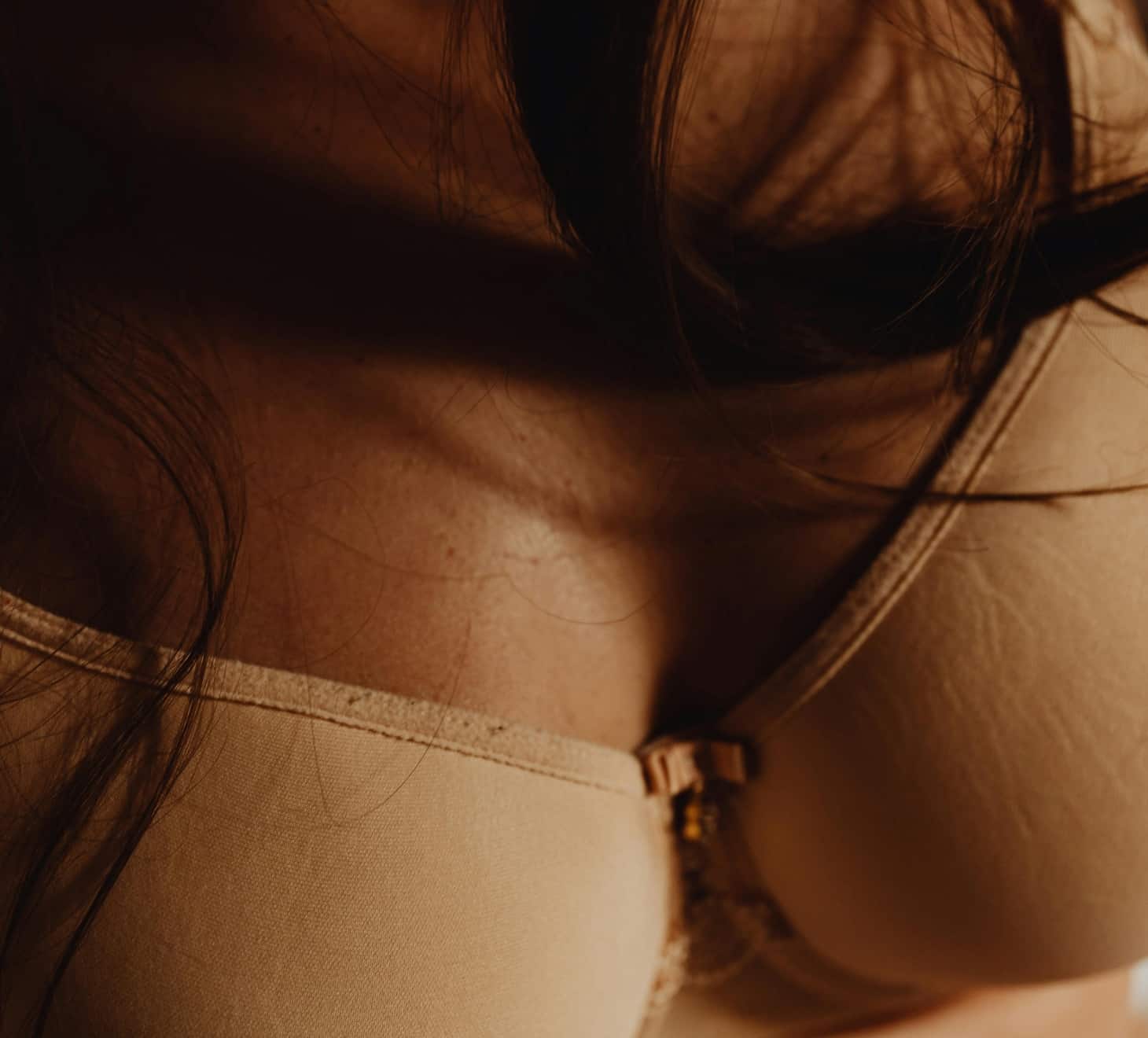 Lipoconversion, augmentation mammaire, poitrine femme soutien gorge | Dr Romain Aimard