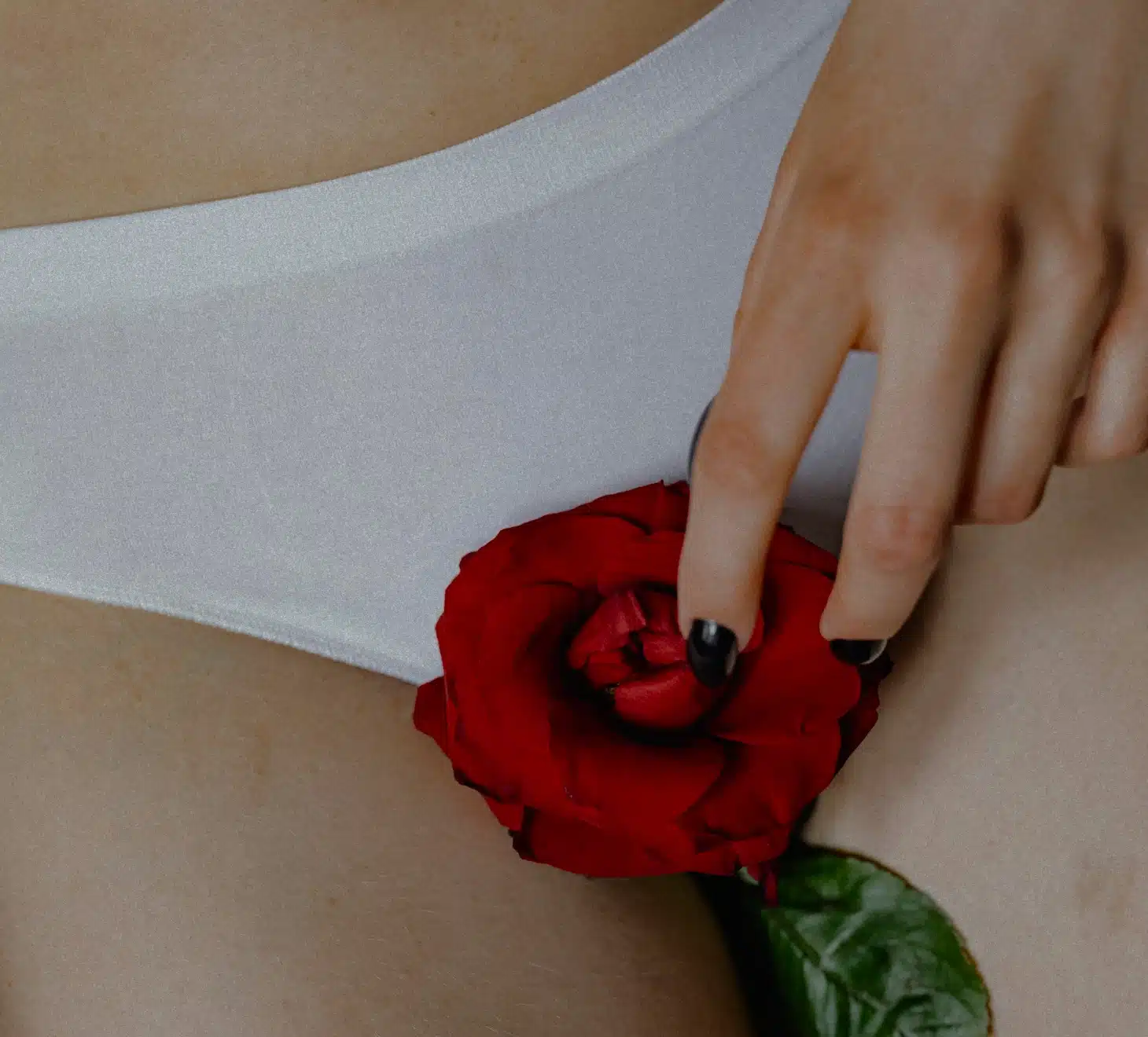 Lipofilling des grandes levres, femme allongee sous vetement | Dr Romain Aimard