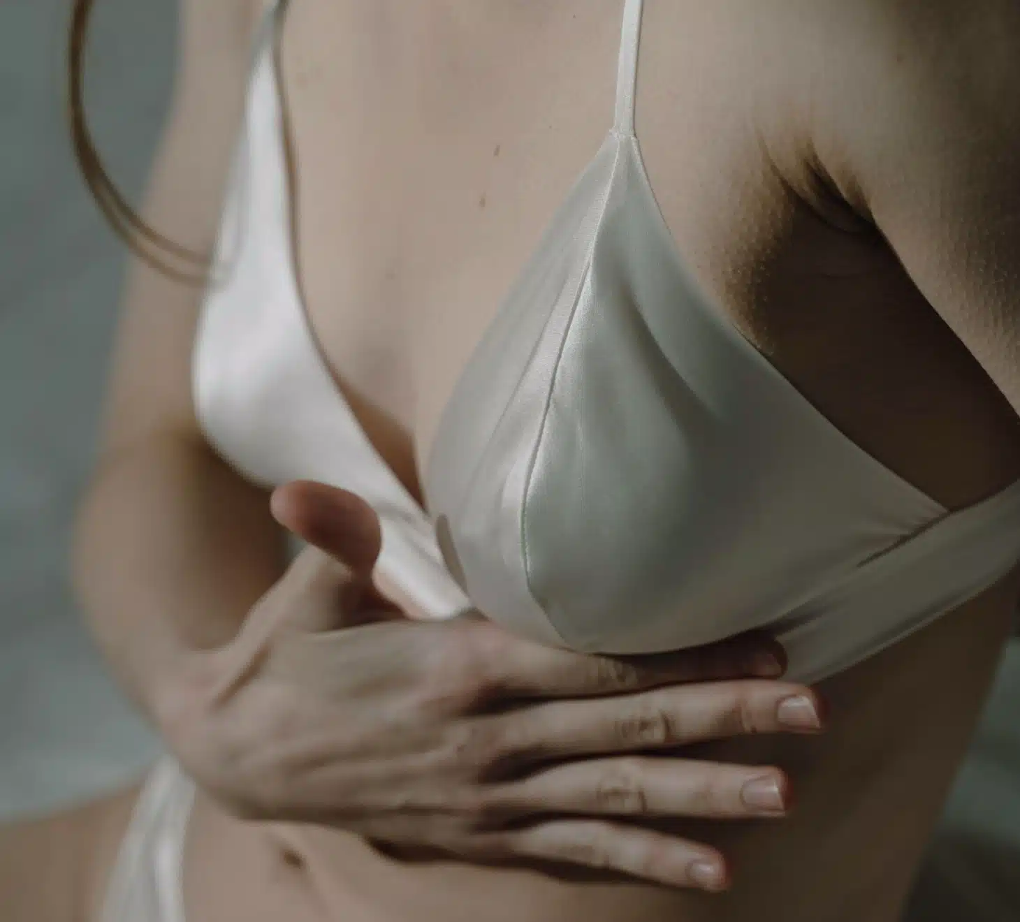 Lipomodelage mammaire, chirurgie mammaire, femme en brassière | Dr Romain Aimard