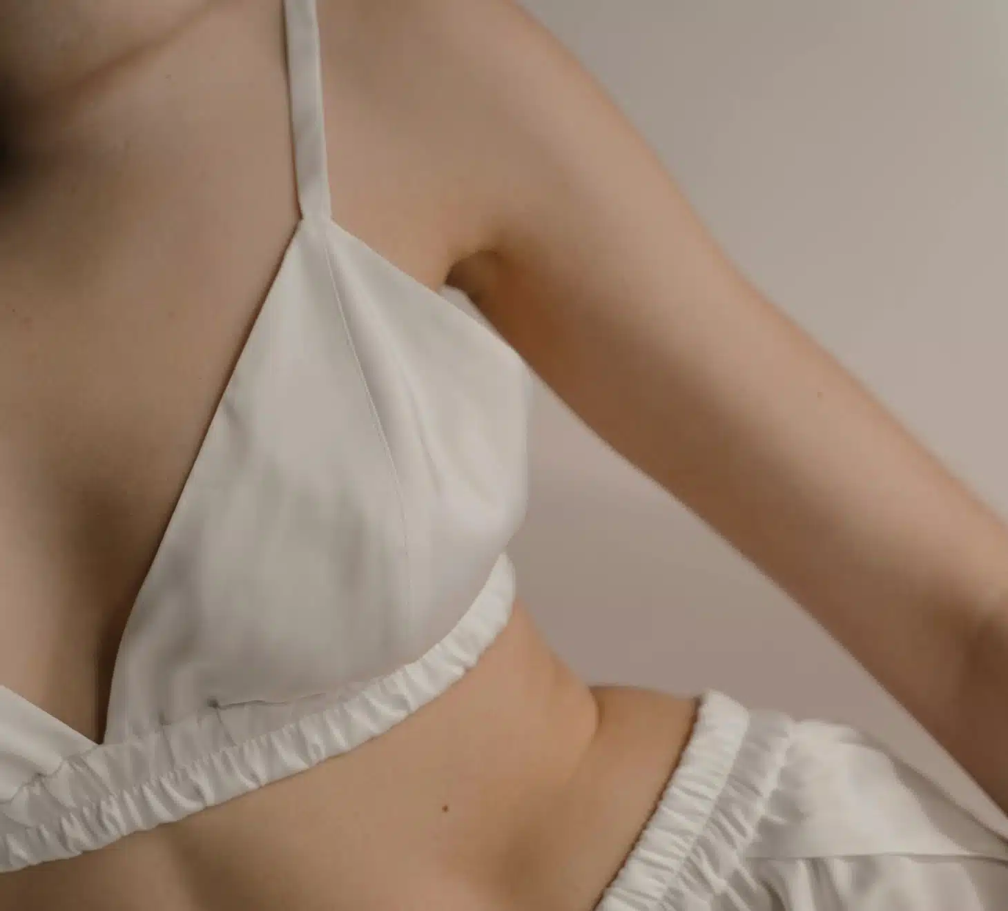 Protheses mammaires, augmentation mammaire, jeune femme brassière | Docteur Romain Aimard