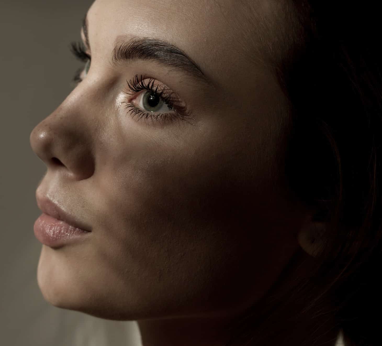 Rhinoplastie, chirurgie du nez, visage femme de profil | Dr Romain Aimard
