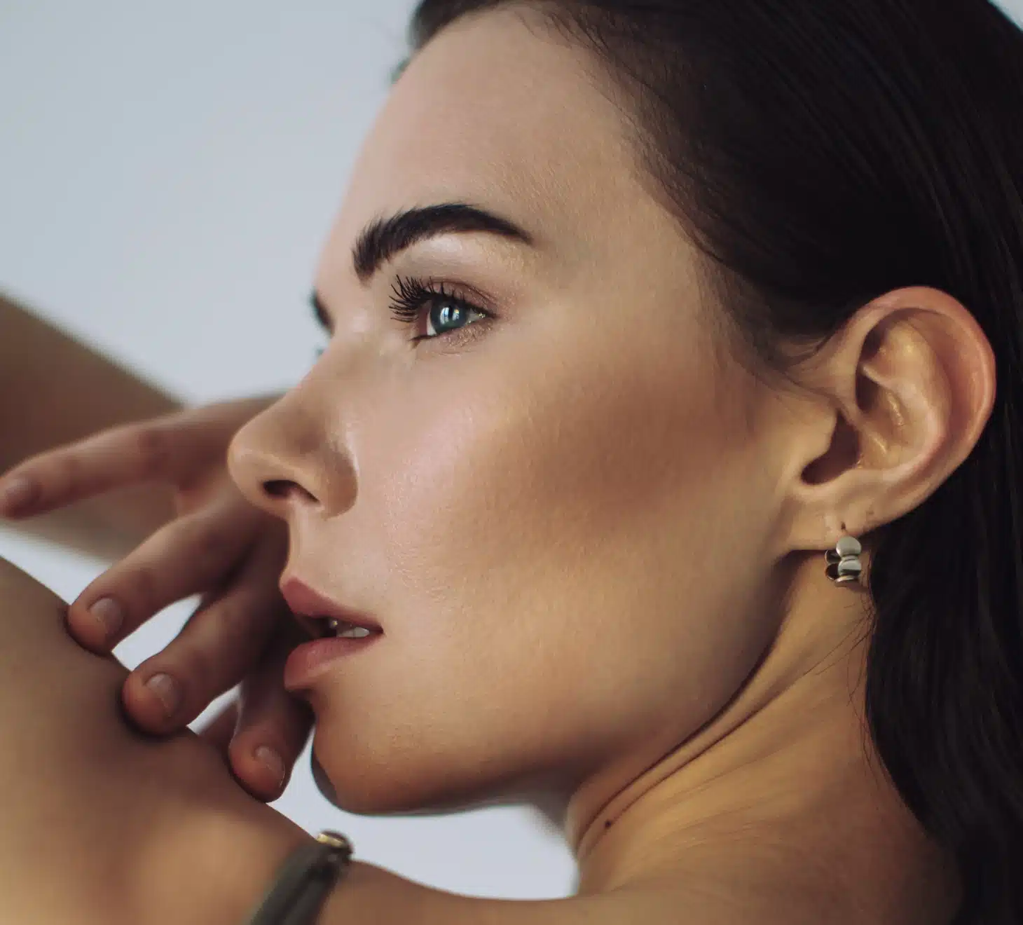 Rhinoplastie secondaire, chirurgie du nez, visage de femme de profil | Dr Romain Aimard