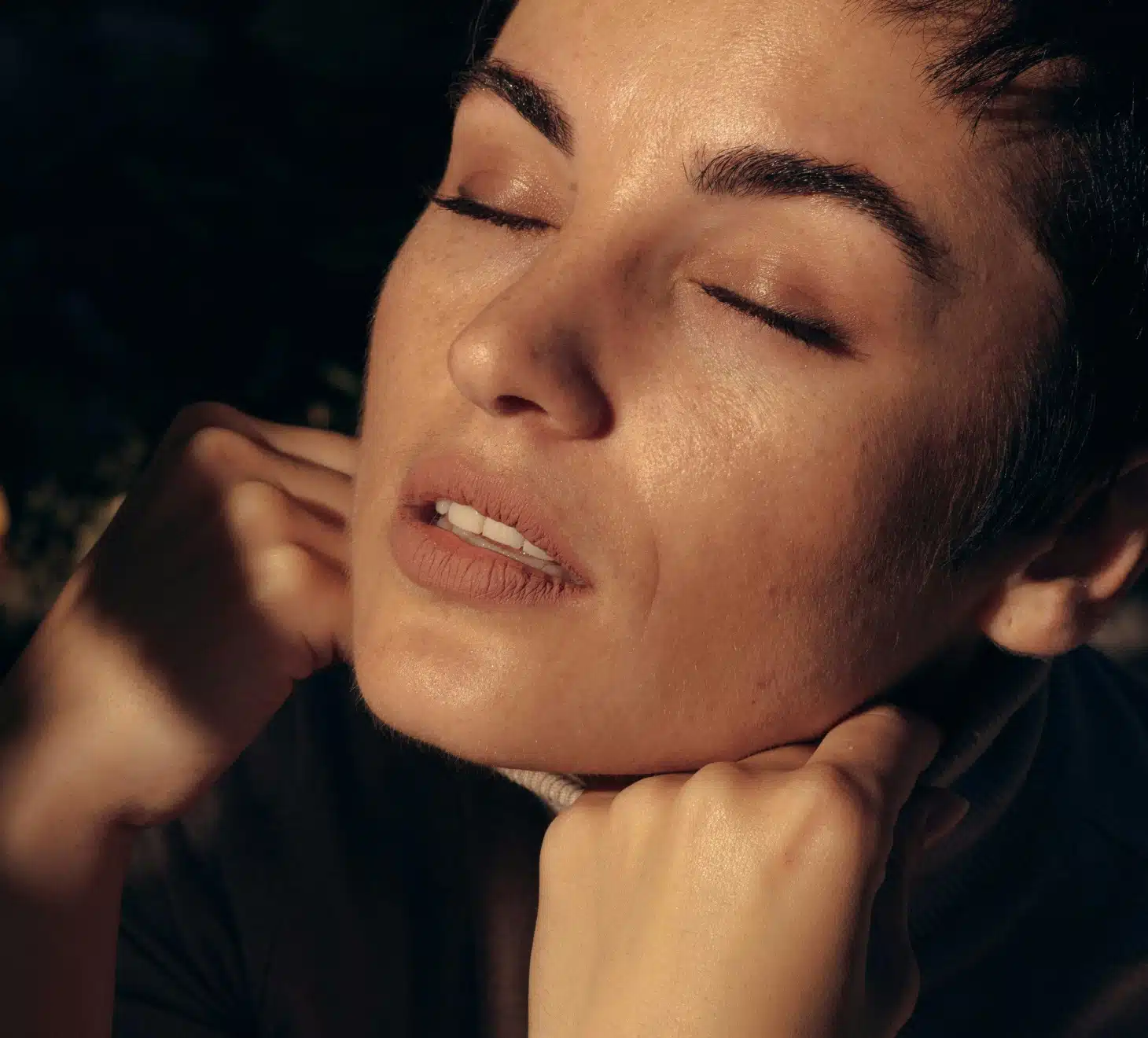 Sillons nasogeniens, Femme tenant le col de sa chemise | Dr Romain Aimard